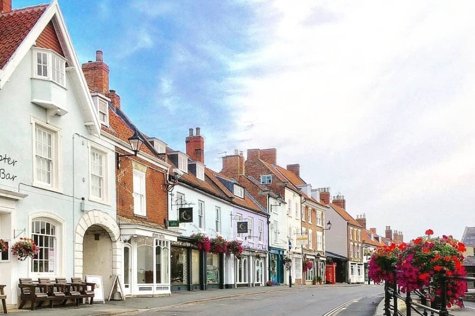 Image of Malton town centre. Local market town filled with dog-friendly independent pubs, restaurants, activities and more.